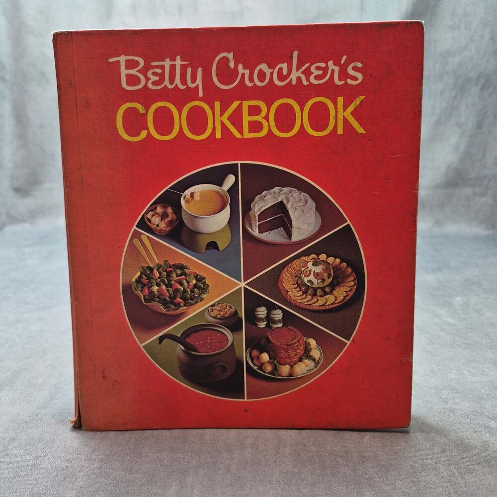 Vintage 1972 Betty Crocker’s Cookbook 5 Ring Binder Eleventh Printing Recipes